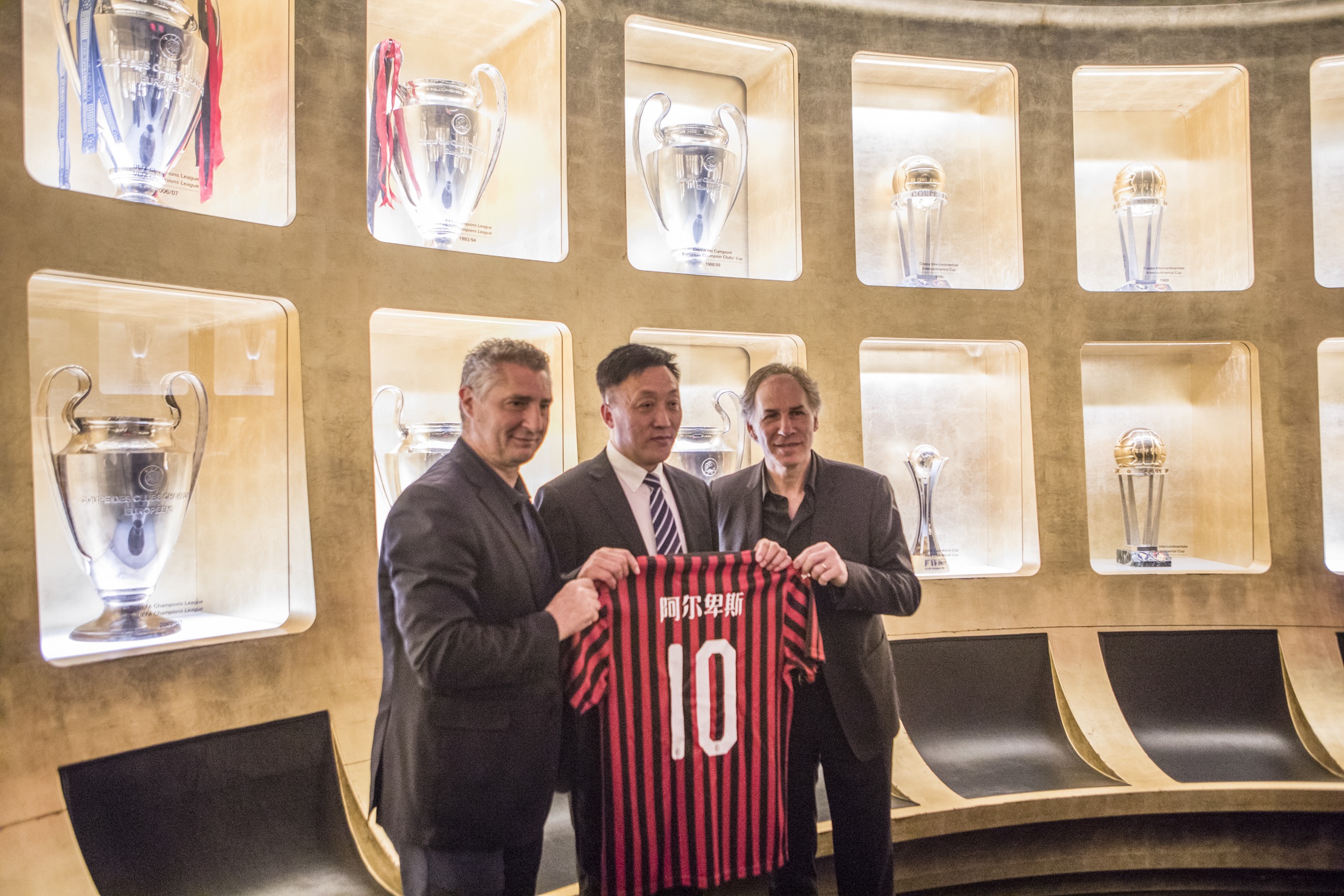 尤文客战卡利亚里大名单：洛卡特利领衔，米利克继续伤缺