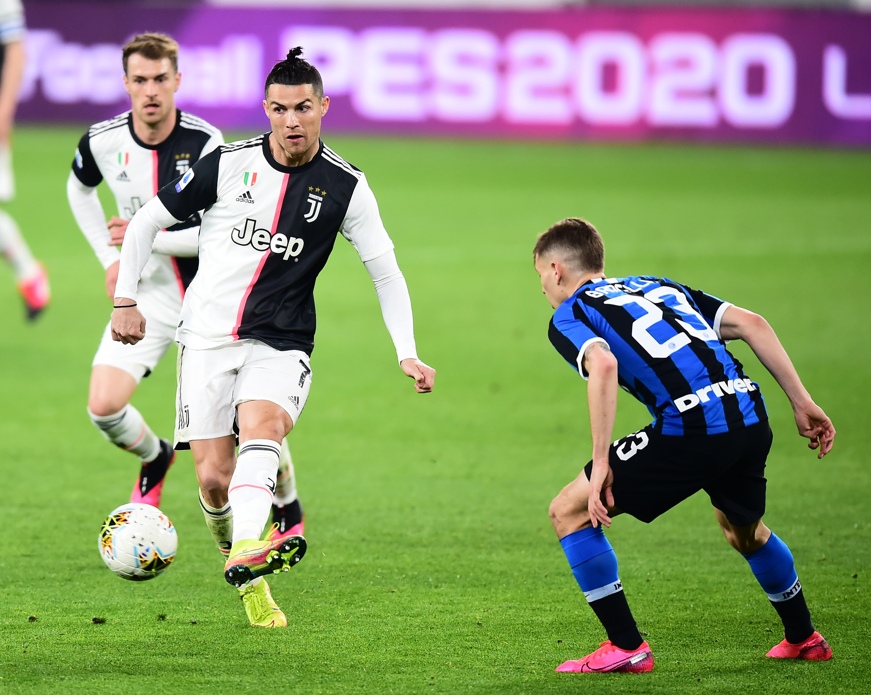 布朗击地传球 胡金秋晃开防守上篮得手