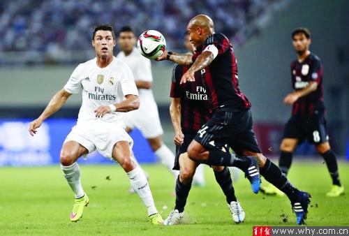 蔡依林演唱会被举报冲上热搜，30米机械蛇、金色公牛等舞台元素引争议，网友质疑西方宗教元素